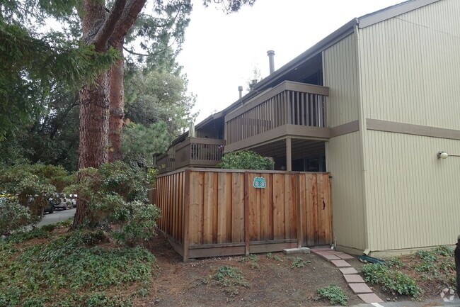 Building Photo - Condo in beautiful Cypress Point.  Walk to...