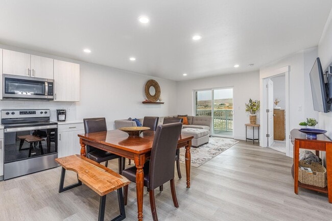 Building Photo - Great West Richland Location