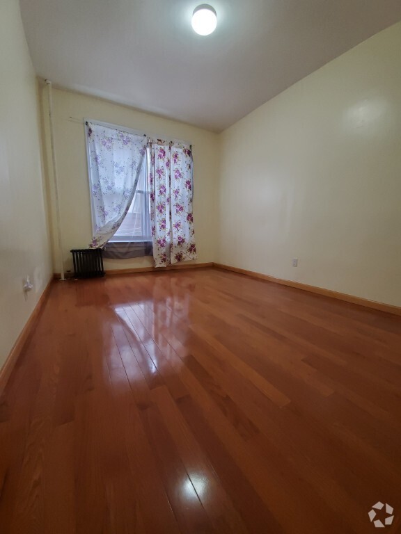 Building Photo - *Oversized three bedroom for rent quiet co... Rental