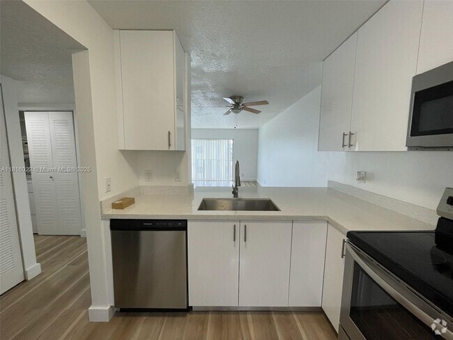 Building Photo - 8700 N Sherman Cir Unit 501 Rental