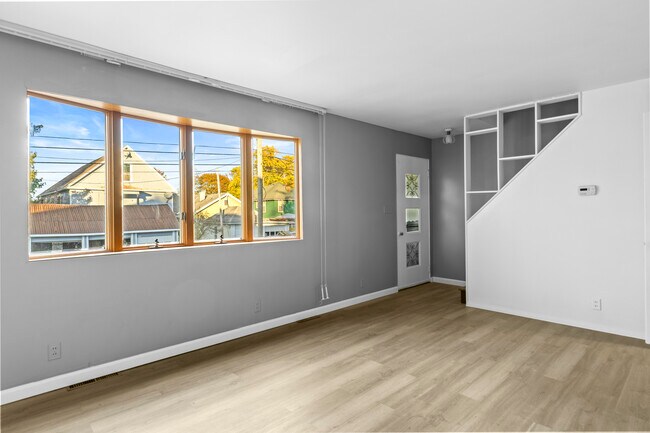 Photo - 60 Leslie Ave