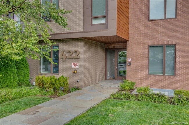 Building Photo - 422 E Boston Post Rd Unit 301