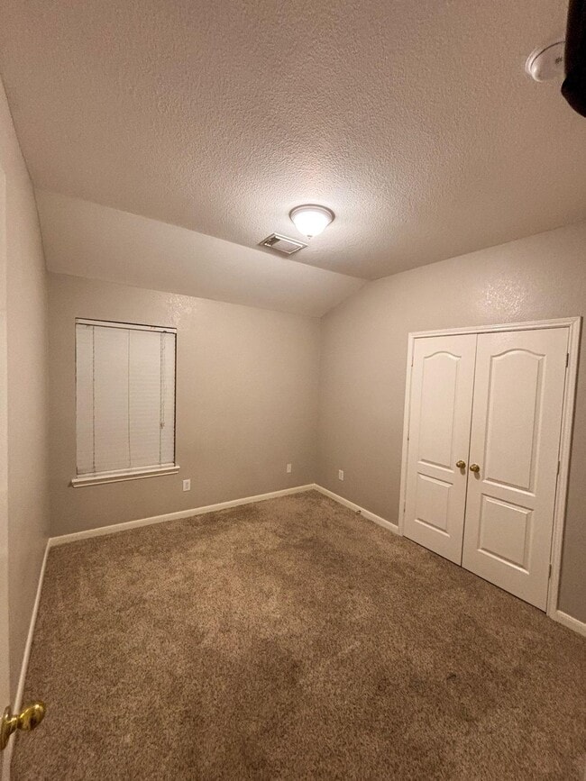 Room - 521 Small Cedar Dr Unidad Room 2