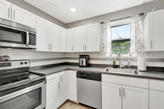 Photo - 3242 Stanhope Ave