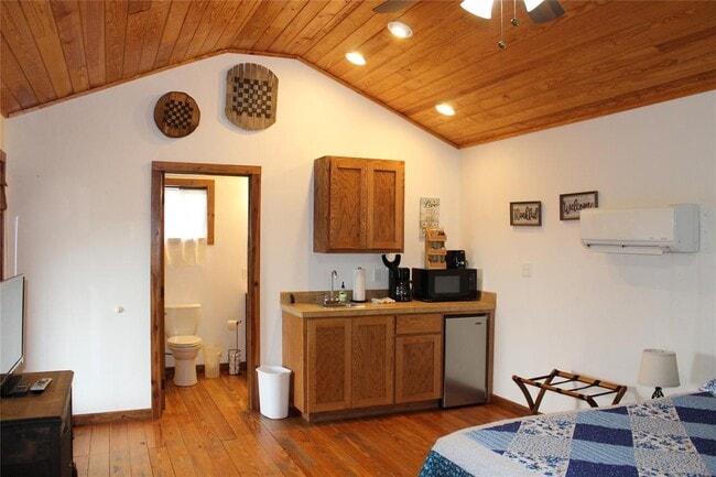 Photo - 961 Buttercup Ln