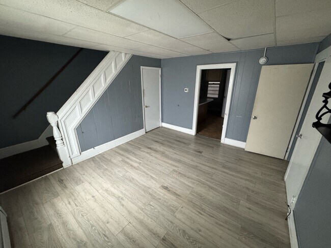 115 E 4th St