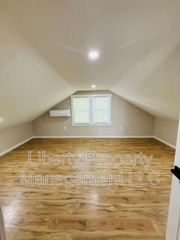 Photo - 1628 Murchison Rd