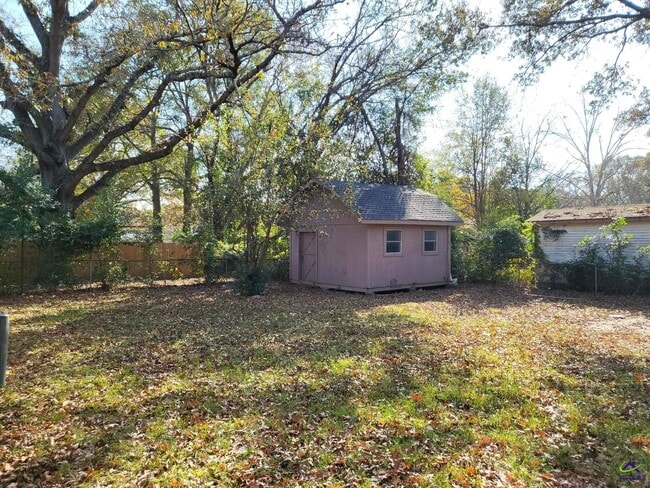 Photo - 303 Sparta St