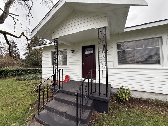 Building Photo - 8323 SE 62nd Ave