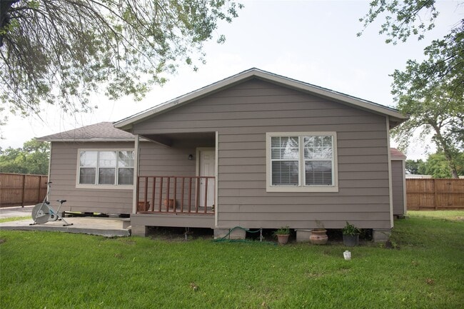 Photo - 16947 Avenue A