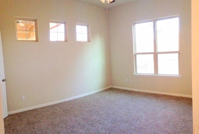 Building Photo - 3 bedroom 2 bath home