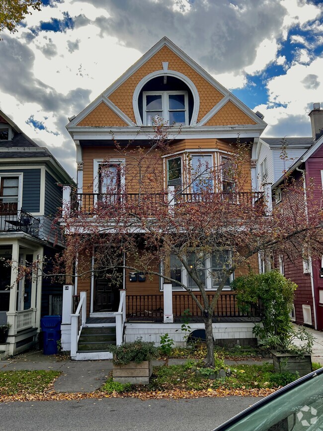 Building Photo - 64 Cottage St Unit Upper Rental