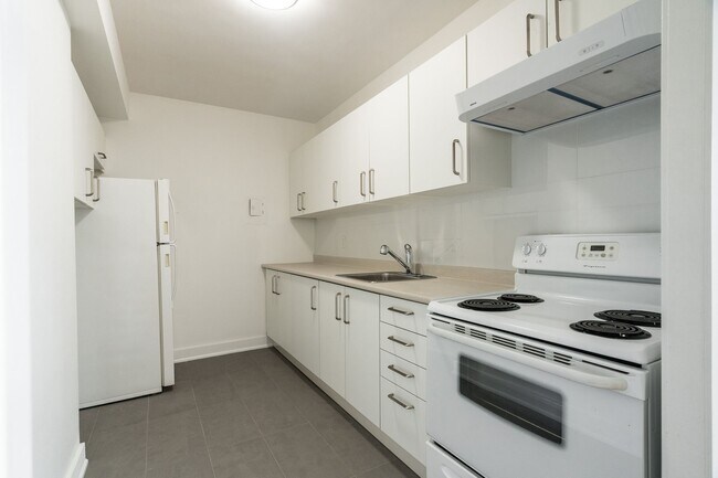 Building Photo - 755 Avenue Rd Unit 206