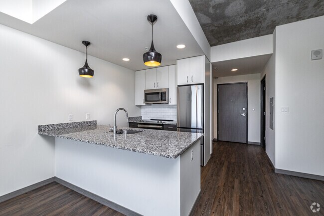 1BR, 1BA - 738SF