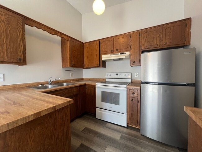 Building Photo - Spacious 2-Bed, 1-Bath Townhome with a Gar... Unit A1928-A