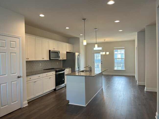 Kitchen and dining room - 6813 Dunton Rd