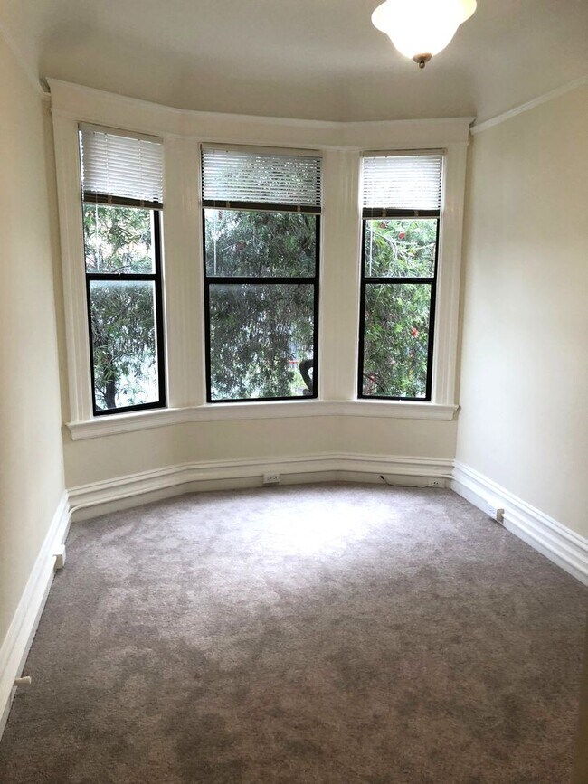 Photo - Bright & Spacious 1 Bedroom, Washer/Dryer ...
