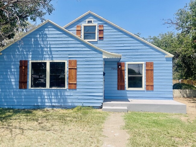 Building Photo - 2202 24th St Rental