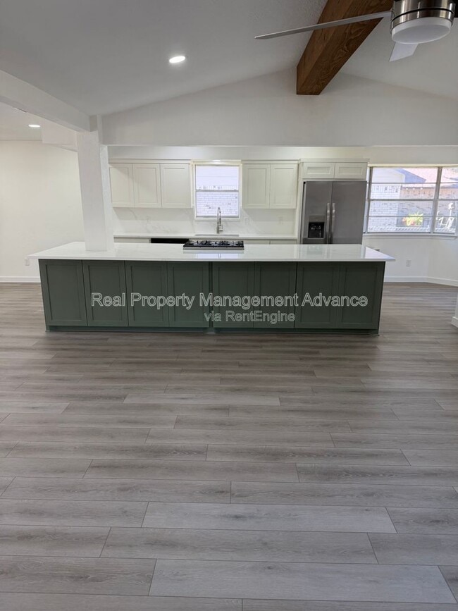 Photo - 905 Bromwich St