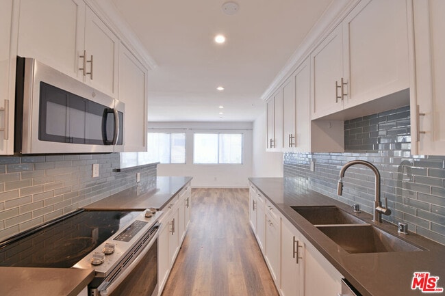 Building Photo - 136 S Palm Dr Unit 102