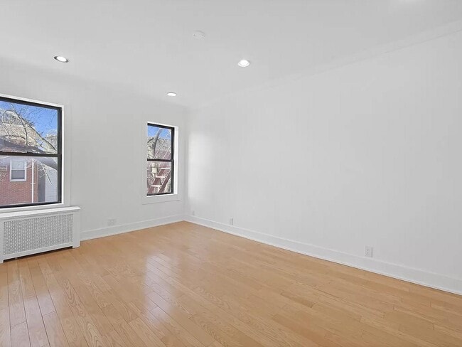 Photo - 44-14 Newtown Rd