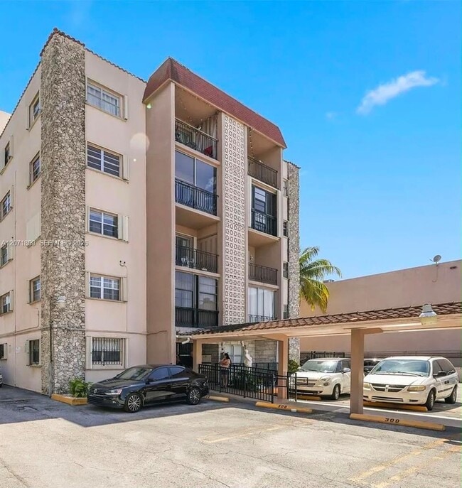 Building Photo - 3640 NW 9th St Unit 407