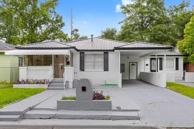 Photo - 819 W 51st St House