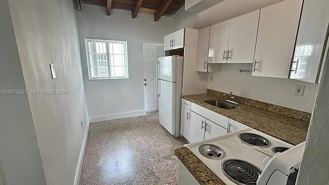 Building Photo - 2536 SW 18th St Unit 0