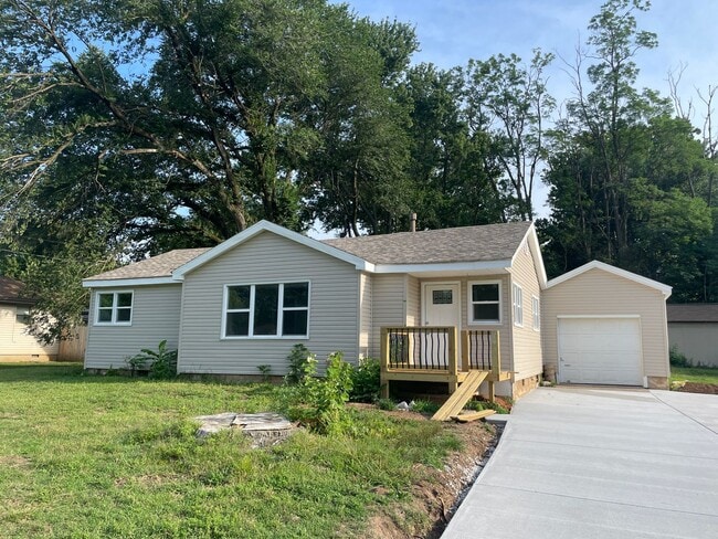 Building Photo - Updated and Located near Mercy Hospital!  ... Rental