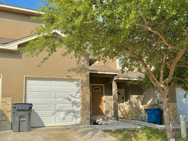 Building Photo - 3 bed 2 bath townhome in Leon Valley near ...