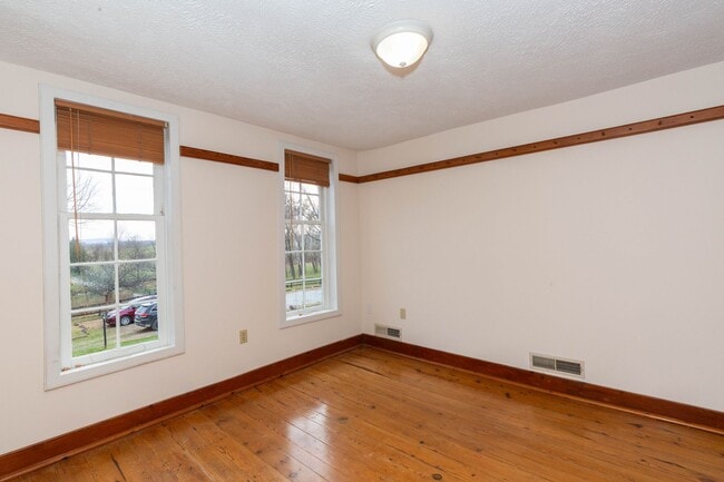 Photo - 562 Smithfield Ln