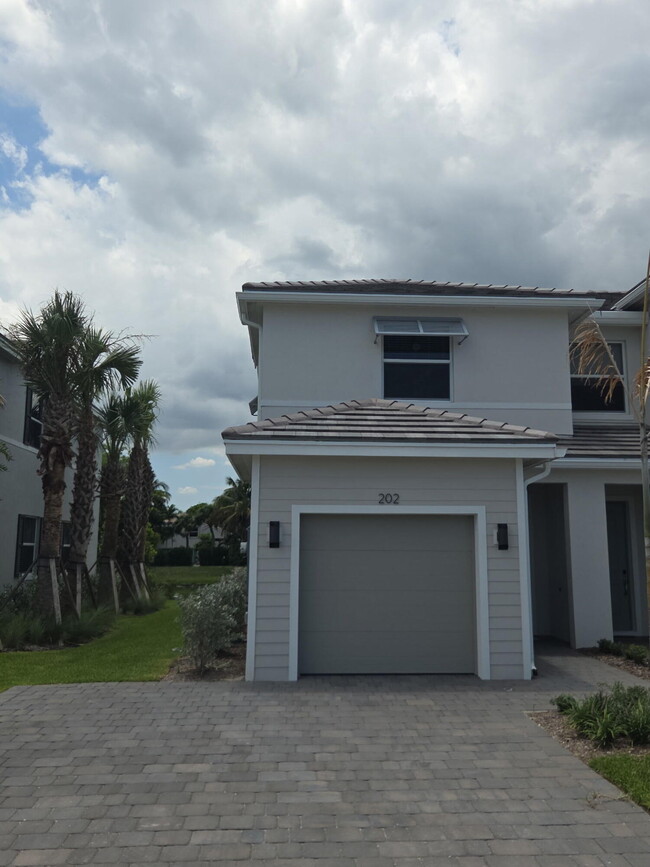 202 Lakeside Lndg Dr