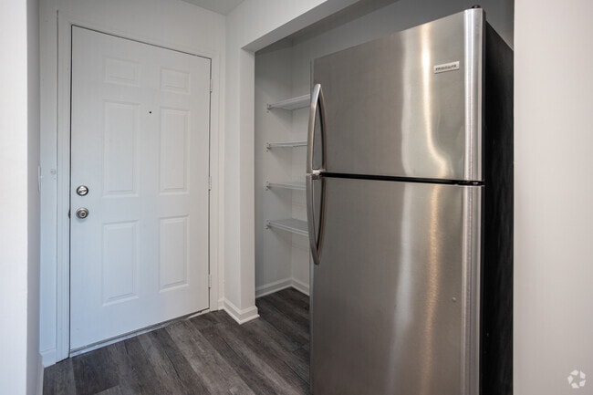 1 BR, 1 BA - 600SF