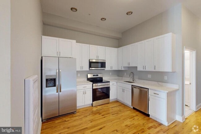 Building Photo - 100 W Lexington St Unit 404 Rental