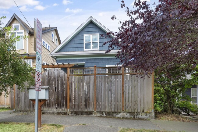 Building Photo - Charming 1906 Craftsman in Fremont — 3 Beds, Walk to Shops & Parks