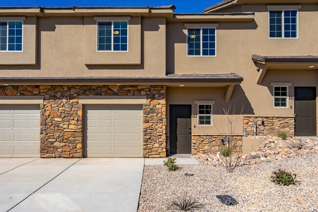 Building Photo - Townhome available in Millcreek Springs with a community pool!