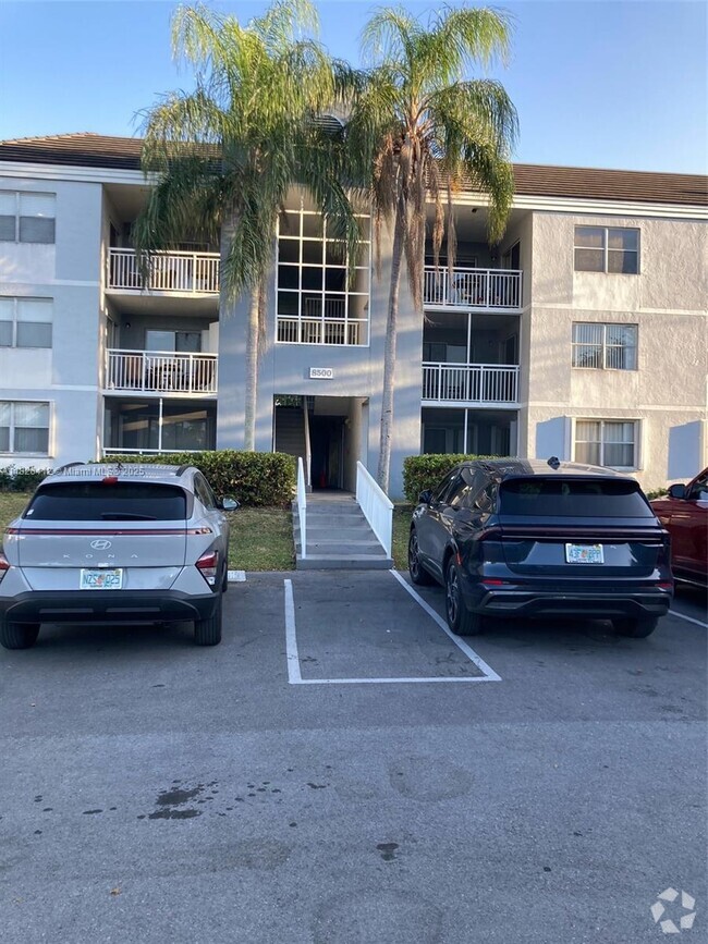 Building Photo - 8500 SW 212th St Unit 205 Rental