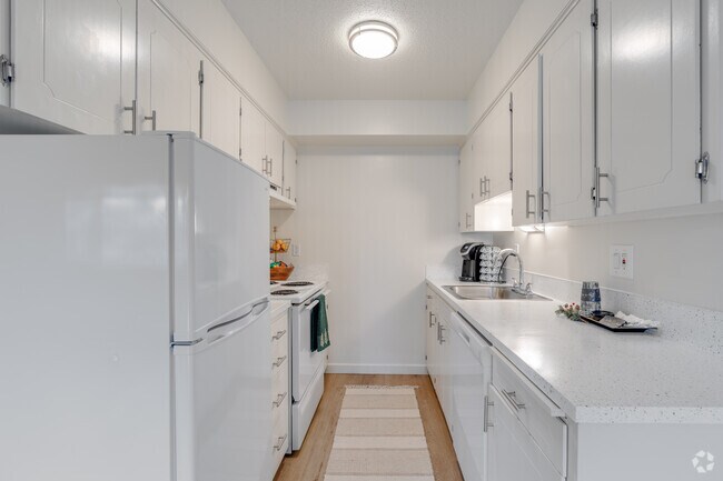 1BR, 1BA - 736SF - Kitchen