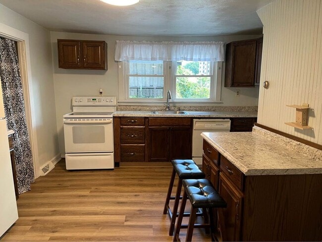 Building Photo - Two bedroom in the Bentworth School DIstrict!