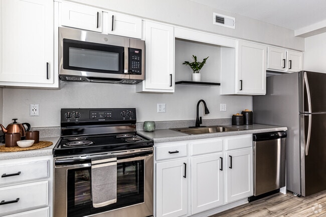 2BR, 1BA - 890SF - The Arbor Apartments and Townhomes