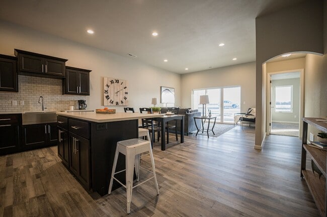 Building Photo - Quiet, clean and peaceful! Welcome home!