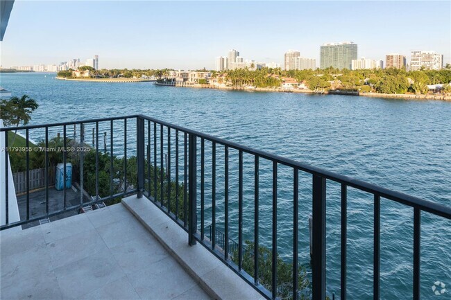 Building Photo - 10101 E Bay Harbor Dr Unit 404 Rental