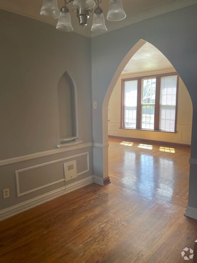 Building Photo - York Unit #2E Rental