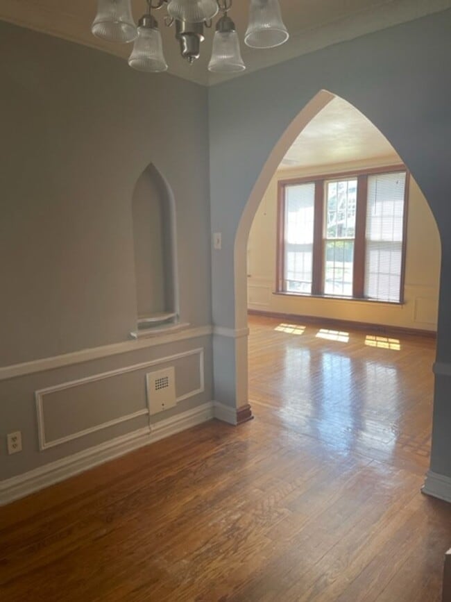 York - York Apartment Unit #2E