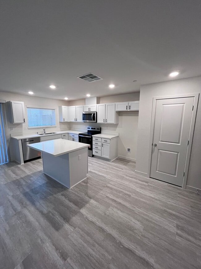 Photo - BEAUTIFUL NEW SMART HOME IN WEST ROSEVILLE!!