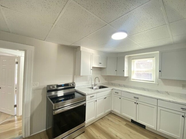 Building Photo - 114 Jewett St Unit #2 Rental