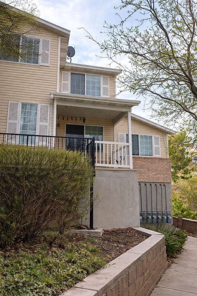 Building Photo - No deposit option for qualified renters