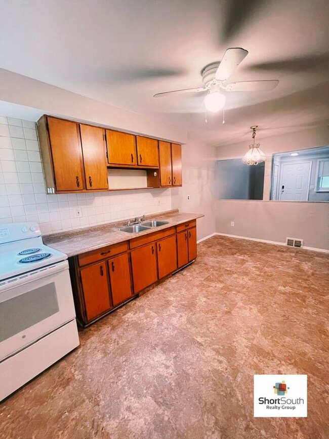 Photo - 2 bed 1 bath Duplex Ready for Immediate move in.