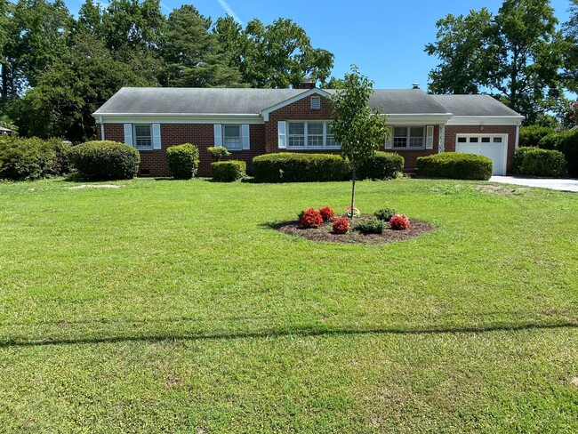 Lovely mid-century brick ranch on a beauti... - Lovely mid-century brick ranch on a beauti... Casa