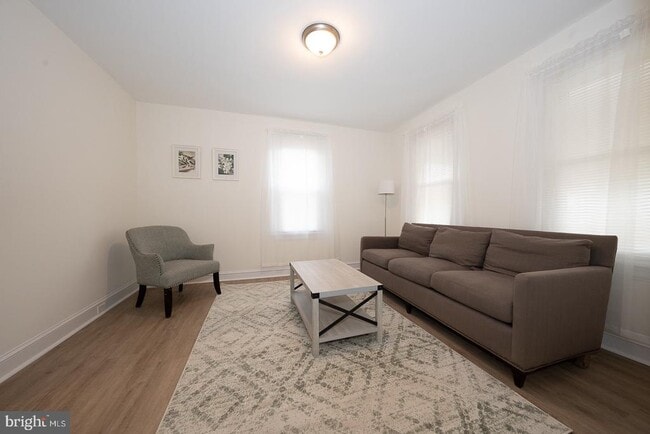 Photo - 717 Miller St